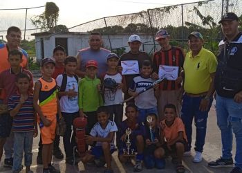 Alcaldía de Sucre entrego implementos deportivos en el km 23  parroquia Junín