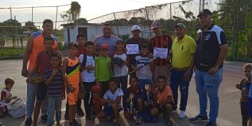 Alcaldía de Sucre entrego implementos deportivos en el km 23  parroquia Junín