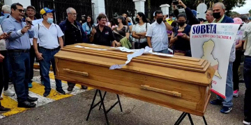 Táchira | Con ataúd en mano, docentes llegan a la gobernación del Táchira en reclamo 