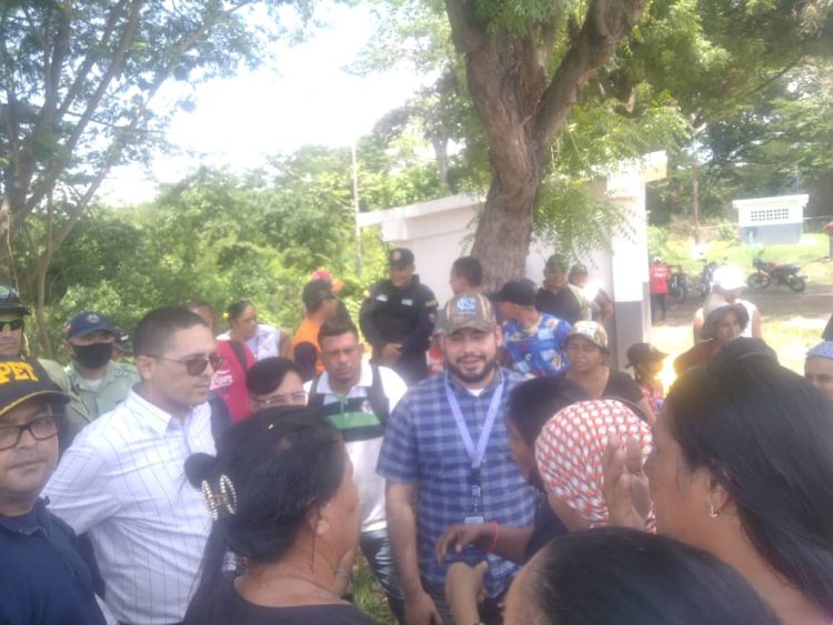 En la asamblea protesta por el agua realizada en el Jabillo se contó con la presencia del Alcalde Peña quien escucho a los vecinos.