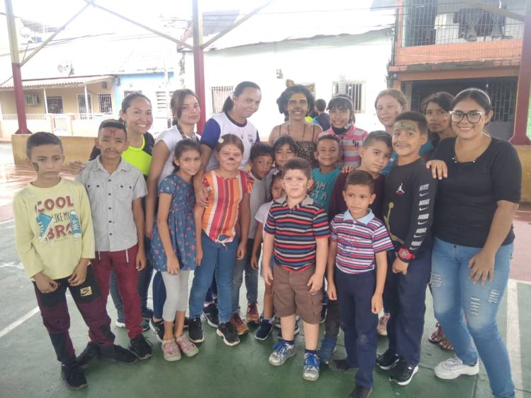 La cancha techada de Sabana de Mendoza es el escenario de dar alegría y conocimiento a los niños.