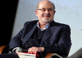 Rushdie sigue hospitalizado, en estado crítico pero sin respirador