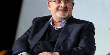 Rushdie sigue hospitalizado, en estado crítico pero sin respirador