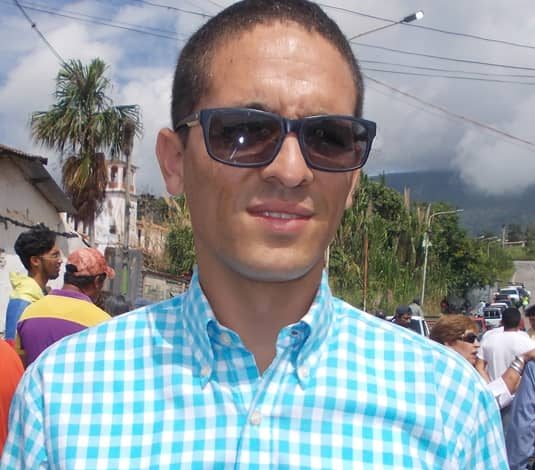  Keiver Peña, apoyo a la gente de Corpoelec para mejorar el alumbrado público.