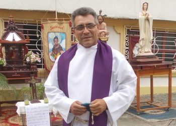 Celebración colectiva de católicos de Rafael Rangel  por las bodas de plata del titular de la parroquia