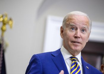 Biden perdona parte de la deuda estudiantil en un guiño al voto joven