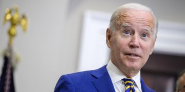 Biden perdona parte de la deuda estudiantil en un guiño al voto joven