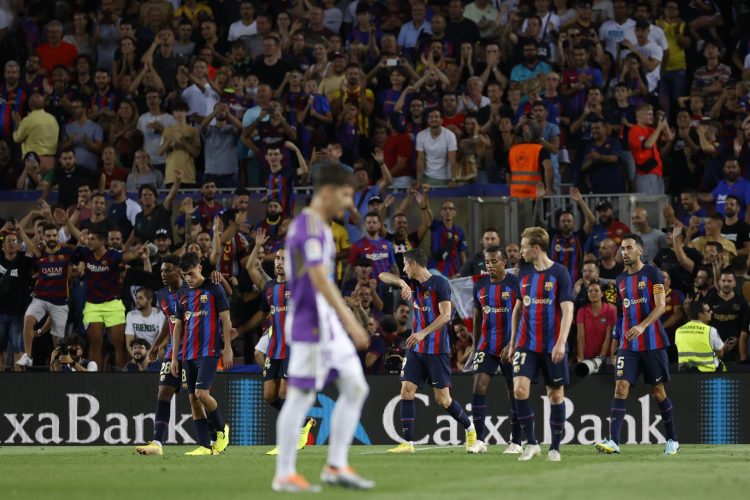Los jugadores del FC Barcelona celebran el segundo gol de Robert Lewendowski, tercero del equipo ante el Real Valladolid, durante el partido de la tercera jornada de LaLiga que FC Barcelona y Real Valladolid juegan en el Camp Nou. EFE/Toni Albir