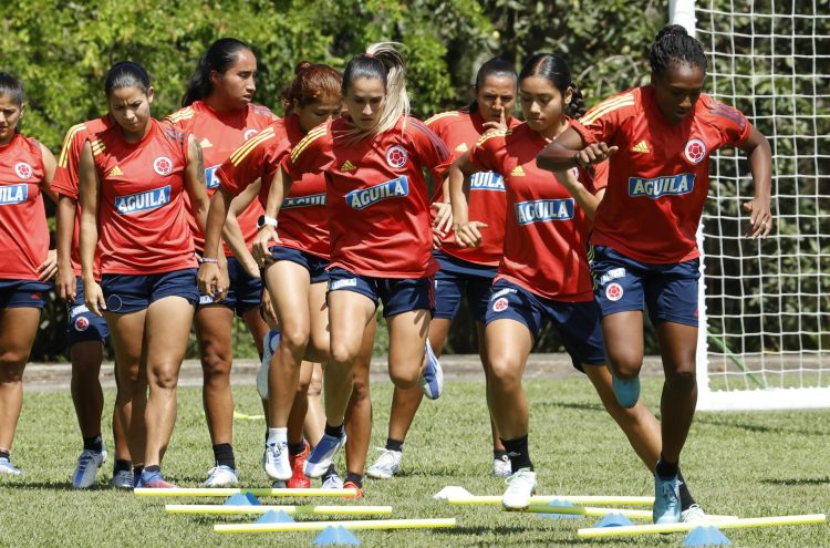 La futbolista colombiana Daniela Montoya (4d), participa en un entrenamiento, en una fotografía de archivo. EFE/ Mauricio Dueñas Castañeda