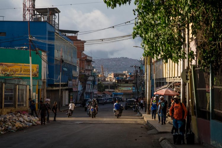 Fotografía de archivo de una calle con poco transito peatonal y vehicular en La Vega,en Caracas (Venezuela). EFE/ Miguel Gutiérrez