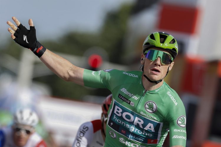 El corredor irlandés Sam Bennet, del equipo Bora-Hansgrohe, se impone en esprint de meta en la tercera etapa de la Vuelta a España 2022 , con 193,2 kms y final en Breda.- EFE