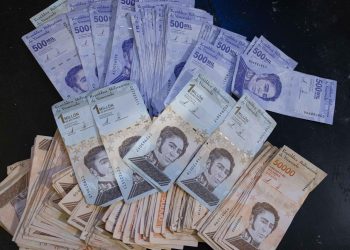 El bolívar de Venezuela se devalúa un 6 % frente al dólar en el último mes