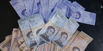 El bolívar de Venezuela se devalúa un 6 % frente al dólar en el último mes