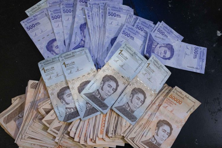 Fotografía de archivo que muestra varios billetes de bolívares en Caracas (Venezuela). EFE/Ronald Peña