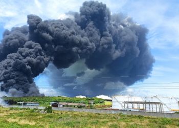 Colapsa un tercer tanque en la zona industrial con gran incendio en Cuba