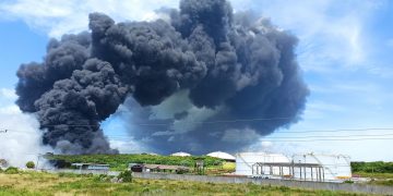 Colapsa un tercer tanque en la zona industrial con gran incendio en Cuba