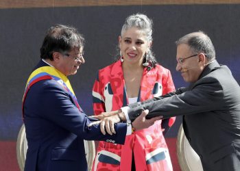 El izquierdista Gustavo Petro jura como presidente de Colombia