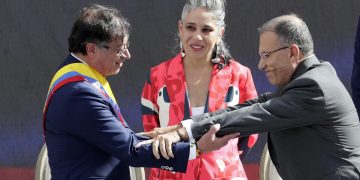 El izquierdista Gustavo Petro jura como presidente de Colombia