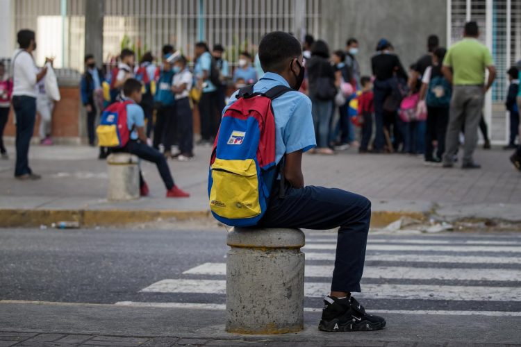 Vista de algunos estudiantes antes de ingresar a su colegio en Caracas, en una fotografía de archivo. EFE/