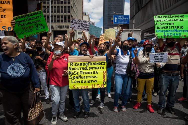 Miembros de distintos sindicatos de profesores, jubilados y demás trabajadores del sector educativo participan en una manifestación por mejoras salariales, en Caracas (Venezuela), este 4 de agosto de 2022. EFE/Miguel Gutiérrez