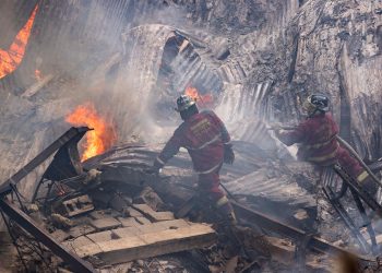 Funcionarios venezolanos controlan un incendio en un depósito del IVSS
