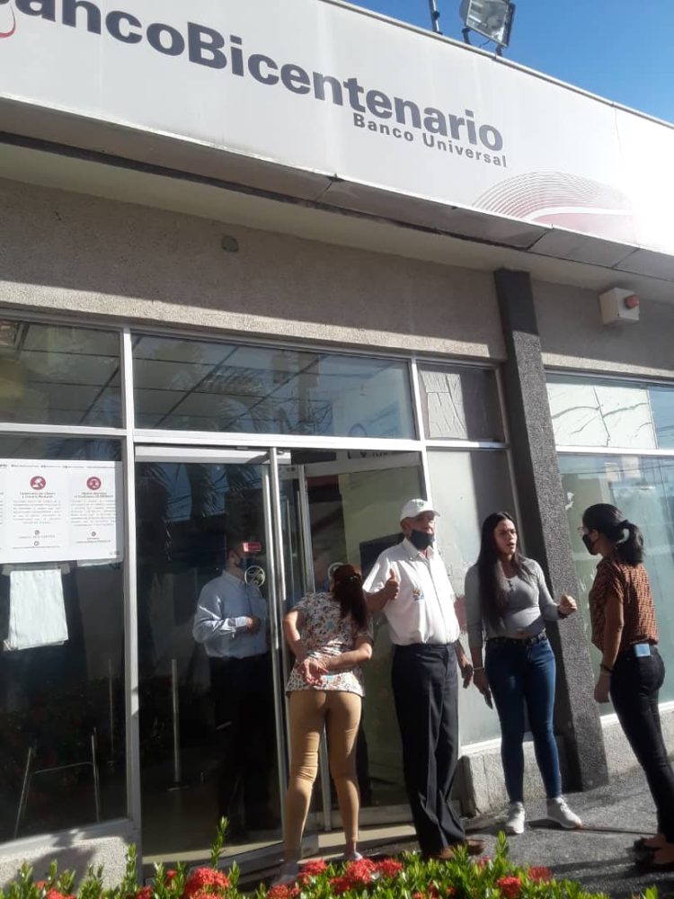 A las puertas del Banco Karen González y Leonel Castellanos.
