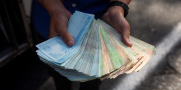 El bolívar se devalúa un 10 % frente al dólar en un día