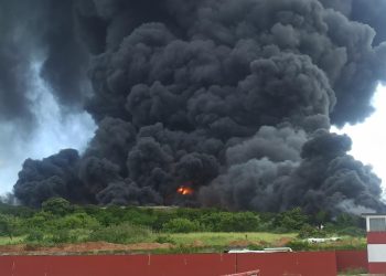 Se mantiene la lucha contra el grave incendio industrial desatado en Cuba