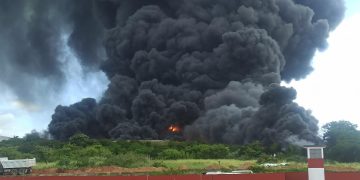 Se mantiene la lucha contra el grave incendio industrial desatado en Cuba