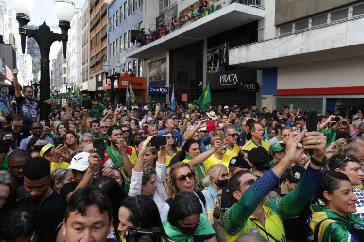 Simpatizantes del presidente de Brasil, Jair Bolsonaro, acuden al primer acto de campaña del mandatario de cara a las elecciones presidenciales del 2 de octubre, hoy, en Juiz de Fora (Brasil). EFE/Andre Coelho