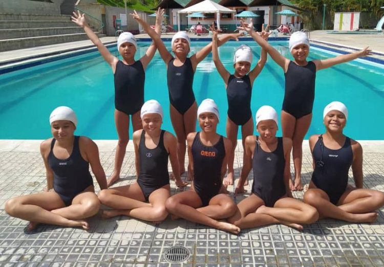 Las nueve nadadoras del Club Las Valquirias que dejaron en alto a Trujillo