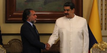 El embajador de Colombia en Venezuela presenta sus credenciales ante Maduro