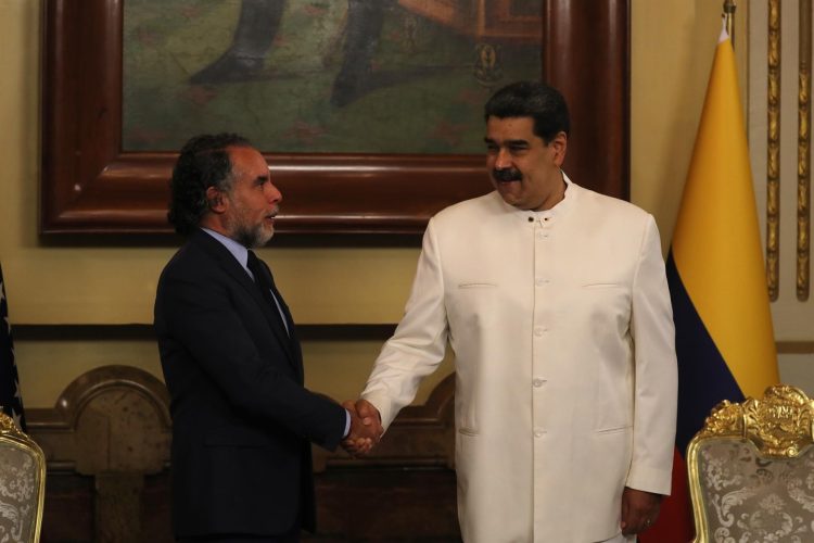 El presidente de Venezuela, Nicolás Maduro, saluda hoy al nuevo embajador de Colombia en el país, Armando Benedetti (i), durante una reunión en el Palacio de Miraflores en Caracas (Venezuela). EFE/Miguel Gutiérrez