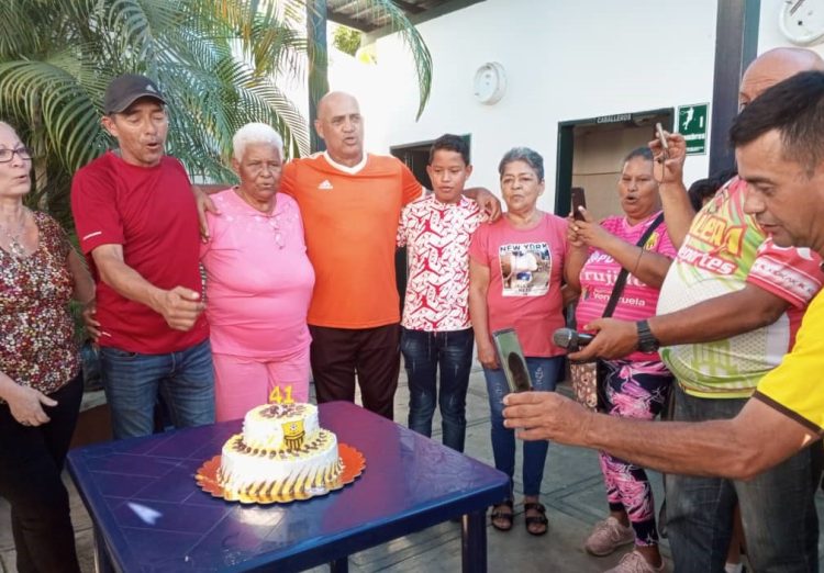 Ex guerreros y amigos del Trujillanos FC cantaron el cumpleaños del aurimarrón junto a Rafa Santana vía videollamada (Gráficas: Miguel Ángel Albarrán)
