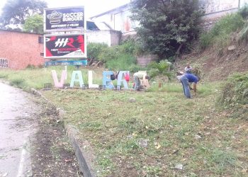 Desmalezan y limpian aéreas verdes de la antigua entrada a Valera