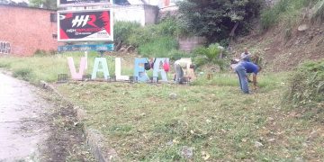 Desmalezan y limpian aéreas verdes de la antigua entrada a Valera