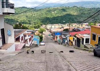 Táchira | Vecinos cierran vía de acceso por temor a un posible colapso 