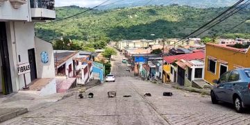 Táchira | Vecinos cierran vía de acceso por temor a un posible colapso 