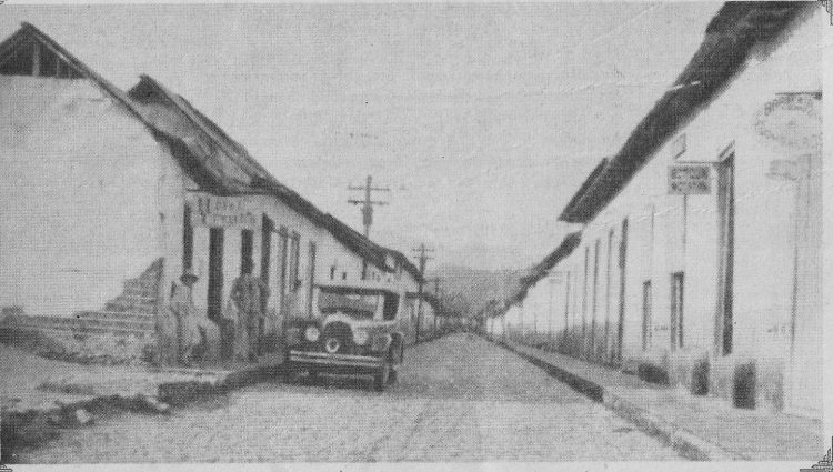 Una calle empedrada de Motatán, donde existió, desde 1895 hasta 1945, un terminal ferrocarrilero que se  comunicaba con el puerto de La Ceiba, contribuyendo con el desarrollo encomio regional. Gráfica de la Chochoteca de don Luis González (+) (Foto de 1928).