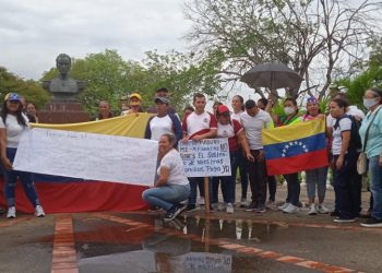 Educadores protestaron en El Dividive