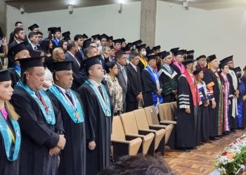 102 alumnos de la Primera Promoción del IESIP celebran su grado