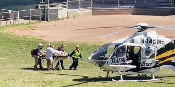 Rushdie lucha por su vida mientras su agresor enfrenta cargos por asesinato