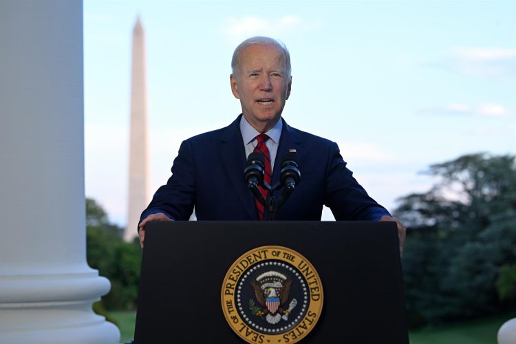 El presidente de Estados Unidos, Joe Biden, habla durante una sesión informativa desde el balcón de la Sala Azul de la Casa Blanca, en Washington (EE.UU.), este 1 de agosto de 2022. EFE/EPA/Jim Watson/Pool