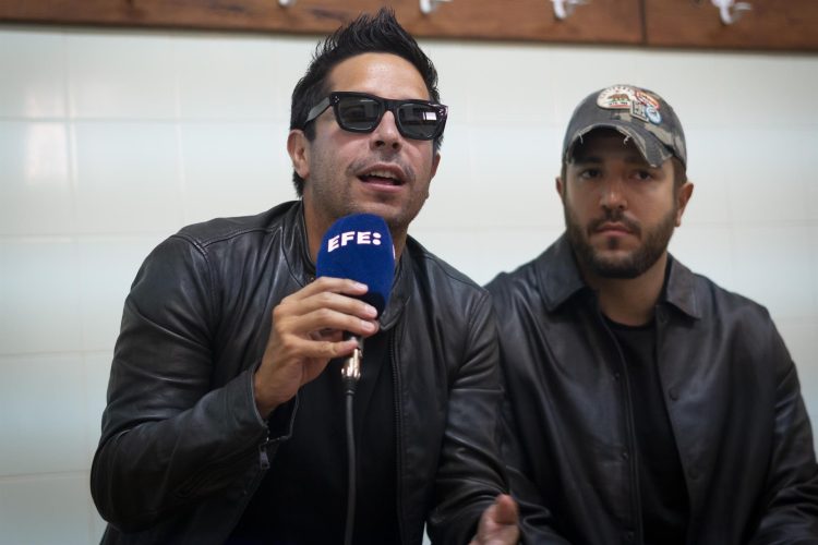Los hermanos colombianos Alejandro (d) y Mauricio Rengifo, más conocidos por Cali & El Dandee, en una entrevista con EFE