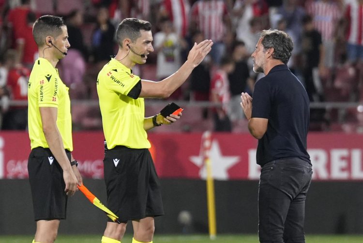 El entrenador del Getafe, Enrique Sánchez Flores (d), conversa con el árbitro Muñiz Ruiz (c), al término del partido contra el Girona en el estadio de Montilivi. EFE