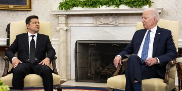 Biden y Zelenski hablan sobre la situación de la central nuclear de Zaporiyia