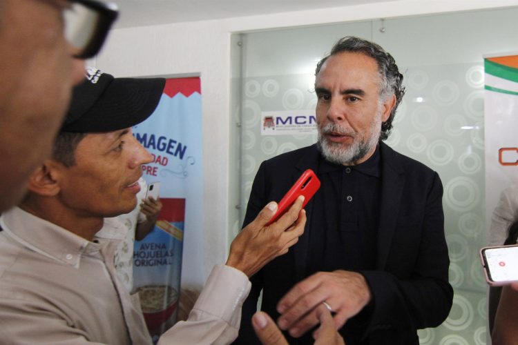 Fotografía de archivo, tomada el pasado 18 de agosto, en la que se registró al embajador designado de Colombia en Venezuela, Armando Benedetti (i), al atender a la prensa, durante un encuentro gremial binacional, en Cúcuta (Colombia). EFE/Mario Caicedo