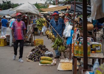 Cendas: Venezolanos deben ganar unos 15 dólares diarios para la canasta básica