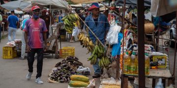 Cendas: Venezolanos deben ganar unos 15 dólares diarios para la canasta básica