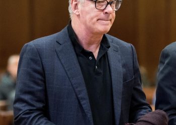 El FBI concluye que Baldwin apretó el gatillo de la pistola que mató a Hutchins